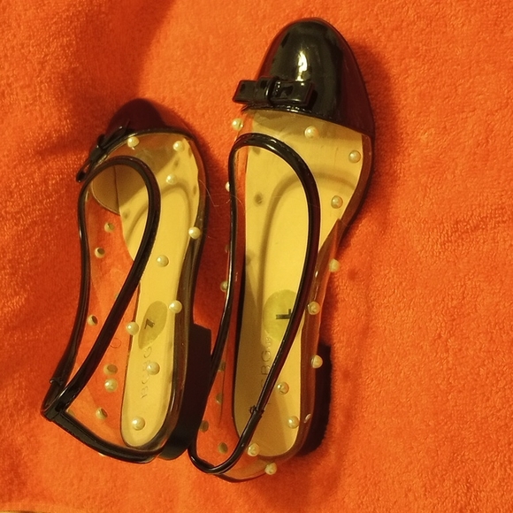 Black, clearly, with pearls over and around the shoes - Picture 5 of 5